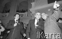 21.11.1990, Warszawa, Polska.
Kampania prezydencka Tadeusza Mazowieckiego. Wiec wyborczy w auli Politechniki Warszawskiej, od lewej: Zbigniew Bujak, Tadeusz Mazowiecki, Jacek Kuroń. 
Fot. Mieczysław Michalak, zbiory Ośrodka KARTA