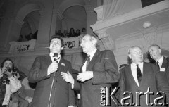 21.11.1990, Warszawa, Polska.
Kampania prezydencka Tadeusza Mazowieckiego. Wiec wyborczy w auli Politechniki Warszawskiej, przemawia Zbigniew Bujak, obok T. Mazowiecki, 2. z prawej Andrzej Stelmachowski.
Fot. Mieczysław Michalak, zbiory Ośrodka KARTA