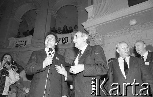 21.11.1990, Warszawa, Polska.
Kampania prezydencka Tadeusza Mazowieckiego. Wiec wyborczy w auli Politechniki Warszawskiej, przemawia Zbigniew Bujak, obok T. Mazowiecki, 2. z prawej Andrzej Stelmachowski.
Fot. Mieczysław Michalak, zbiory Ośrodka KARTA
