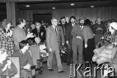 1990, Wrocław, Polska.
Tadeusz Mazowiecki (w środku) z wizytą na Politechnice Wrocławskiej. Za Mazowieckim widoczni Włodzimierz Mękarski i Władysław Frasyniuk.
Fot. Mieczysław Michalak, zbiory Ośrodka KARTA