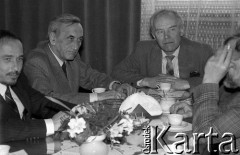 1990, Wrocław, Polska.
Kampania prezydencka Tadeusza Mazowieckiego. Wizyta na Politechnice Wrocławskiej, spotkanie z rektorem prof. Andrzejem Wiszniewskim (w środku).
Fot. Mieczysław Michalak, zbiory Ośrodka KARTA