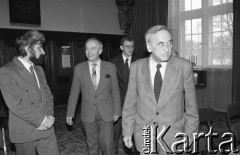 1990, Wrocław, Polska.
Kampania prezydencka Tadeusza Mazowieckiego. Wizyta na Politechnice Wrocławskiej, spotkanie z rektorem prof. Andrzejem Wiszniewskim (2. z lewej).
Fot. Mieczysław Michalak, zbiory Ośrodka KARTA