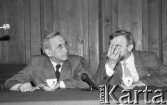 1990, Wrocław, Polska.
Kampania prezydencka Tadeusza Mazowieckiego. Wizyta na Politechnice Wrocławskiej, z prawej Waldemar Kuczyński.
Fot. Mieczysław Michalak, zbiory Ośrodka KARTA