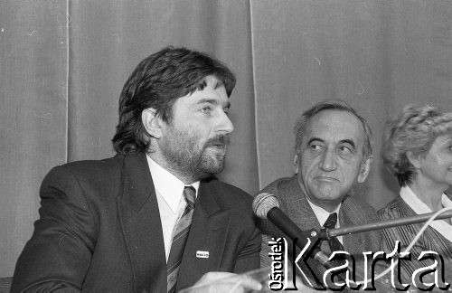 1990, Wrocław, Polska.
Kampania prezydencka Tadeusza Mazowieckiego. Spotkanie Tadeusza Mazowieckiego i Władysława Frasyniuka z młodzieżą w Liceum Ogólnokształcącym nr 5.
Fot. Mieczysław Michalak, zbiory Ośrodka KARTA