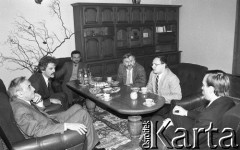 1990, Wrocław, Polska.
Kampania prezydencka Tadeusza Mazowieckiego, spotkanie u prezydenta miasta Bogdana Zdrojewskiego (1. z prawej), od lewej siedzą: T. Mazowiecki, Stanisław Huskowski i Ryszard Biliński, Waldemar Kuczyński.
Fot. Mieczysław Michalak, zbiory Ośrodka KARTA