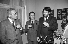 1990, Wrocław, Polska.
Kampania prezydencka Tadeusza Mazowieckiego, spotkanie z działaczami Ruchu Obywatelskiego - Akcja Demokratyczna, od lewej: Tadeusz Mazowiecki, Leon Kieres, Władysław Frasyniuk.
Fot. Mieczysław Michalak, zbiory Ośrodka KARTA
