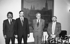 1990, Wrocław, Polska.
Kampania prezydencka Tadeusza Mazowieckiego. Spotkanie Tadeusza Mazowieckiego z prezydentem miasta Bogdanem Zdrojewskim, od lewej: Stanisław Huskowski, B. Zdrojewski, T. Mazowiecki i Waldemar Kuczyński.
Fot. Mieczysław Michalak, zbiory Ośrodka KARTA