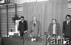 1990, Wrocław, Polska.
Kampania prezydencka Tadeusza Mazowieckiego, spotkanie z młodzieżą w Liceum Ogólnokształcącym nr 5. Od lewej: Władysław Frasyniuk, Tadeusz Mazowiecki, Waldemar Kuczyński, Stanisław Huskowski.
Fot. Mieczysław Michalak, zbiory Ośrodka KARTA