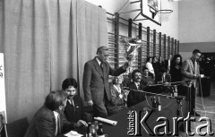 1990, Wrocław, Polska.
Kampania prezydencka Tadeusza Mazowieckiego, spotkanie z młodzieżą w Liceum Ogólnokształcącym nr 5. Od lewej: Waldemar Kuczyński, Władysław Frasyniuk, Tadeusz Mazowiecki, NN, Stanisław Huskowski.
Fot. Mieczysław Michalak, zbiory Ośrodka KARTA