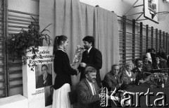 1990, Wrocław, Polska.
Kampania prezydencka Tadeusza Mazowieckiego, spotkanie z młodzieżą w Liceum Ogólnokształcącym nr 5. Przy stole od lewej: Waldemar Kuczyński, Tadeusz Mazowiecki, NN, Stanisław Huskowski, Władysław Frasyniuk przyjmuje kwiaty.
Fot. Mieczysław Michalak, zbiory Ośrodka KARTA