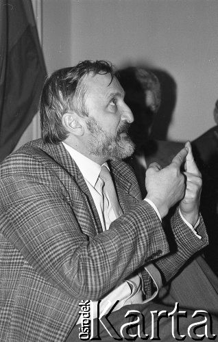 1990, Wrocław, Polska.
Kampania prezydencka. Waldemar Kuczyński podczas spotkania Tadeusza Mazowieckiego z działaczami Ruchu Obywatelskiego - Akcja Demokratyczna. 
Fot. Mieczysław Michalak, zbiory Ośrodka KARTA