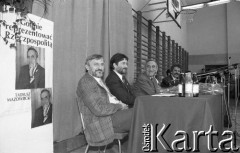 1990, Wrocław, Polska.
Kampania prezydencka Tadeusza Mazowieckiego, spotkanie z młodzieżą w Liceum Ogólnokształcącym nr 5. Od lewej: Waldemar Kuczyński, Władysław Frasyniuk, Tadeusz Mazowiecki, Stanisław Huskowski.
Fot. Mieczysław Michalak, zbiory Ośrodka KARTA