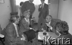 1990, Wrocław, Polska.
Kampania prezydencka Tadeusza Mazowieckiego, spotkanie w Liceum Ogólnokształcącym nr 5. Z lewej siedzi Waldemar Kuczyński, z prawej T. Mazowiecki i Stanisław Huskowski (tyłem).
Fot. Mieczysław Michalak, zbiory Ośrodka KARTA