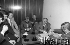 1990, Wrocław, Polska.
Kampania prezydencka Tadeusza Mazowieckiego (2. z prawej), spotkanie na Politechnice Wrocławskiej, z lewej Władysław Frasyniuk i Włodzimierz Mękarski, 1. z prawej Waldemar Kuczyński.
Fot. Mieczysław Michalak, zbiory Ośrodka KARTA