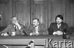 1990, Wrocław, Polska.
Kampania prezydencka Tadeusza Mazowieckiego, spotkanie na Politechnice Wrocławskiej. Od lewej: Tadeusz Mazowiecki, Waldemar Kuczyński, Władysław Frasyniuk.
Fot. Mieczysław Michalak, zbiory Ośrodka KARTA