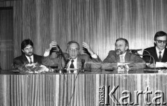 1990, Wrocław, Polska.
Kampania prezydencka Tadeusza Mazowieckiego, spotkanie na Politechnice Wrocławskiej. Od lewej: Władysław Frasyniuk, Tadeusz Mazowiecki, Waldemar Kuczyński, Roman Traczyk.
Fot. Mieczysław Michalak, zbiory Ośrodka KARTA