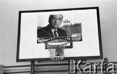 1990, Wrocław, Polska.
Kampania prezydencka Tadeusza Mazowieckiego. Plakat wyborczy w sali gimnastycznej Liceum Ogólnokształcącego nr 5.
Fot. Mieczysław Michalak, zbiory Ośrodka KARTA