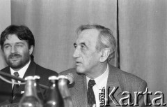 1990, Wrocław, Polska.
Kampania prezydencka Tadeusza Mazowieckiego (z prawej), spotkanie z młodzieżą w Liceum Ogólnokształcącym nr 5, z lewej Władysław Frasyniuk.
Fot. Mieczysław Michalak, zbiory Ośrodka KARTA