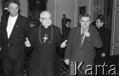 1990, Wrocław, Polska.
Kampania prezydencka. Lech Wałęsa podczas spotkania z kardynałem Henrykiem Gulbinowiczem, z lewej Józef Ślisz.
Fot. Mieczysław Michalak, zbiory Ośrodka KARTA