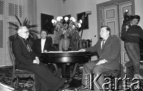 1990, Wrocław, Polska.
Kampania prezydencka. Lech Wałęsa podczas spotkania z kardynałem Henrykiem Gulbinowiczem, w głębi Józef Ślisz.
Fot. Mieczysław Michalak, zbiory Ośrodka KARTA