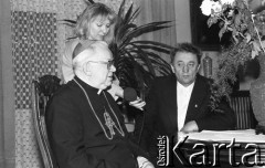 1990, Wrocław, Polska.
Kampania prezydencka Lecha Wałęsy, spotkanie z kardynałem Henrykiem Gulbinowiczem, z prawej Józef Ślisz.
Fot. Mieczysław Michalak, zbiory Ośrodka KARTA