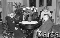 1990, Wrocław, Polska.
Kampania prezydencka. Spotkanie Lecha Wałęsy z kardynałem Henrykiem Gulbinowiczem.
Fot. Mieczysław Michalak, zbiory Ośrodka KARTA