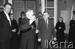 1990, Wrocław, Polska.
Kampania prezydencka. Lech Wałęsa podczas spotkania z kardynałem Henrykiem Gulbinowiczem, z lewej Józef Ślisz.
Fot. Mieczysław Michalak, zbiory Ośrodka KARTA