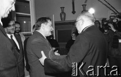 1990, Wrocław, Polska.
Kampania prezydencka. Spotkanie Lecha Wałęsy z kardynałem Henrykiem Gulbinowiczem, z lewej Józef Ślisz i Krzysztof Pusz.
Fot. Mieczysław Michalak, zbiory Ośrodka KARTA