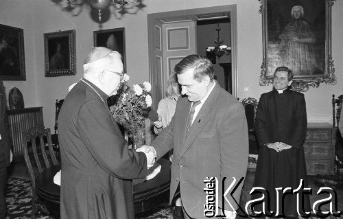 1990, Wrocław, Polska.
Kampania prezydencka, spotkanie z kardynałem Henrykiem Gulbinowiczem.
Fot. Mieczysław Michalak, zbiory Ośrodka KARTA