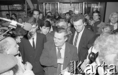 1990, Wrocław, Polska.
Kampania prezydencka. Lech Wałęsa w drodze na jedno ze spotkań przedwyborczych.
Fot. Mieczysław Michalak, zbiory Ośrodka KARTA