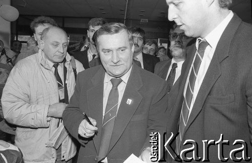 1990, Wrocław, Polska.
Kampania prezydencka. Lech Wałęsa w drodze na jedno ze spotkań przedwyborczych.
Fot. Mieczysław Michalak, zbiory Ośrodka KARTA