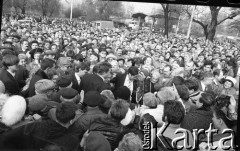 1990, Wrocław, Polska.
Kampania prezydencka. Spotkanie Lech Wałęsy z mieszkańcami miasta na ul. Grabiszyńskiej.
Fot. Mieczysław Michalak, zbiory Ośrodka KARTA