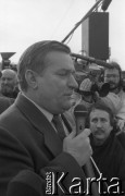 1990, Wrocław, Polska.
Kampania prezydencka. Lech Wałęsa podczas spotkania z mieszkańcami miasta na ul. Grabiszyńskiej.
Fot. Mieczysław Michalak, zbiory Ośrodka KARTA