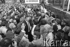 1990, Wrocław, Polska.
Kampania prezydencka. Spotkanie Lecha Wałęsy z mieszkańcami miasta na ul. Grabiszyńskiej.
Fot. Mieczysław Michalak, zbiory Ośrodka KARTA