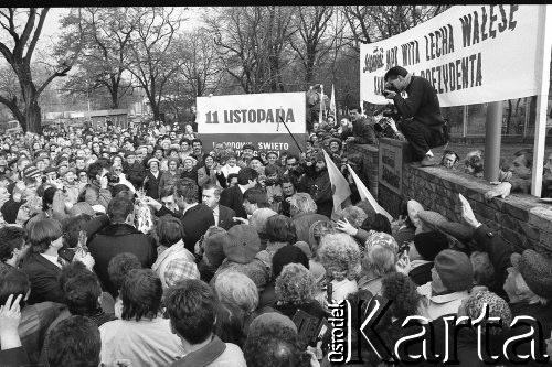 1990, Wrocław, Polska.
Kampania prezydencka. Spotkanie Lecha Wałęsy z mieszkańcami miasta na ul. Grabiszyńskiej.
Fot. Mieczysław Michalak, zbiory Ośrodka KARTA