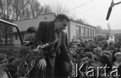 1990, Wrocław, Polska.
Kampania prezydencka. Lech Wałęsa podczas spotkania z mieszkańcami miasta na ul. Grabiszyńskiej.
Fot. Mieczysław Michalak, zbiory Ośrodka KARTA