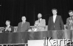 1990, Wrocław, Polska.
Kampania prezydencka Lecha Wałęsy. Spotkanie z mieszkańcami miasta w Hali Ludowej, od prawej: Adam Lipiński, Józef Ślisz, Tomasz Wójcik, L. Wałęsa, Andrzej Drzycimski.
Fot. Mieczysław Michalak, zbiory Ośrodka KARTA