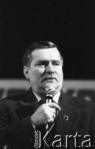1990, Wrocław, Polska.
Kampania prezydencka. Lech Wałęsa podczas spotkania z mieszkańcami miasta w Hali Ludowej.
Fot. Mieczysław Michalak, zbiory Ośrodka KARTA