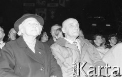 1990, Wrocław, Polska.
Kampania prezydencka, prof. Stanisław Tołpa podczas spotkania z Lechem Wałęsą w Hali Ludowej.
Fot. Mieczysław Michalak, zbiory Ośrodka KARTA