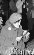 1990, Wrocław, Polska.
Kampania prezydencka, kobieta podczas spotkania z Lechem Wałęsą w Hali Ludowej.
Fot. Mieczysław Michalak, zbiory Ośrodka KARTA