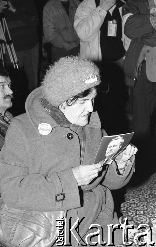 1990, Wrocław, Polska.
Kampania prezydencka, kobieta podczas spotkania z Lechem Wałęsą w Hali Ludowej.
Fot. Mieczysław Michalak, zbiory Ośrodka KARTA