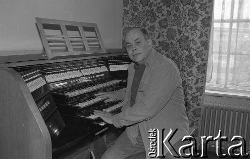 1990, Wrocław, Polska.
Jacek Kuroń z wizytą w Państwowej Szkole Muzycznej I i II stopnia im. Karola Szymanowskiego.
Fot. Mieczysław Michalak, zbiory Ośrodka KARTA
