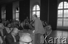 1990, Wrocław, Polska.
Jacek Kuroń z wizytą w Państwowej Szkole Muzycznej I i II stopnia im. Karola Szymanowskiego.
Fot. Mieczysław Michalak, zbiory Ośrodka KARTA