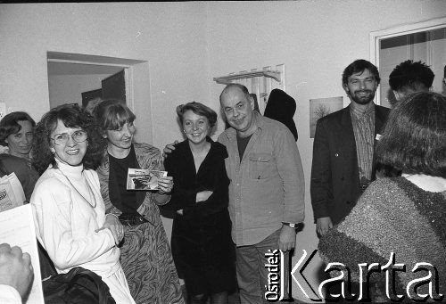 1990, Wrocław, Polska.
Jacek Kuroń z wizytą w Państwowej Szkole Muzycznej I i II stopnia im. Karola Szymanowskiego. Na zdjęciu m.in. Elżbieta Yoka-Dąbrowska (2. z lewej), Agnieszka Winnik i Paweł Kocięba-Żabski.
Fot. Mieczysław Michalak, zbiory Ośrodka KARTA