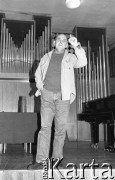 1990, Wrocław, Polska.
Jacek Kuroń podczas wizyty w Państwowej Szkole Muzycznej I i II stopnia im. Karola Szymanowskiego.
Fot. Mieczysław Michalak, zbiory Ośrodka KARTA