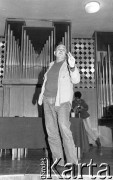 1990, Wrocław, Polska.
Jacek Kuroń podczas wizyty w Państwowej Szkole Muzycznej I i II stopnia im. Karola Szymanowskiego.
Fot. Mieczysław Michalak, zbiory Ośrodka KARTA