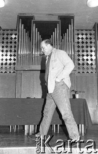 1990, Wrocław, Polska.
Jacek Kuroń podczas wizyty w Państwowej Szkole Muzycznej I i II stopnia im. Karola Szymanowskiego.
Fot. Mieczysław Michalak, zbiory Ośrodka KARTA
