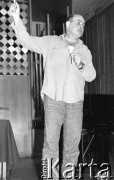 1990, Wrocław, Polska.
Jacek Kuroń podczas wizyty w Państwowej Szkole Muzycznej I i II stopnia im. Karola Szymanowskiego.
Fot. Mieczysław Michalak, zbiory Ośrodka KARTA