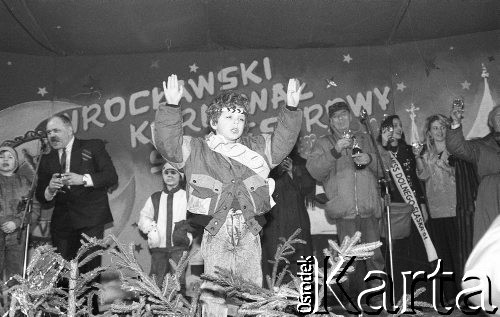 31.12.1990/1.01.1991, Wrocław, Polska.
Pierwsza zabawa sylwestrowa na Rynku, scenie m.in. Stanisław Szelc (z lewej) z kabaretu Elita.
Fot. Mieczysław Michalak, zbiory Ośrodka KARTA