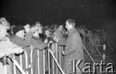 31.12.1990/1.01.1991, Wrocław, Polska.
Pierwsza zabawa sylwestrowa na Rynku. Prezydent miasta Bogdan Zdrojewski składa życzenia noworoczne wrocławianom.
Fot. Mieczysław Michalak, zbiory Ośrodka KARTA